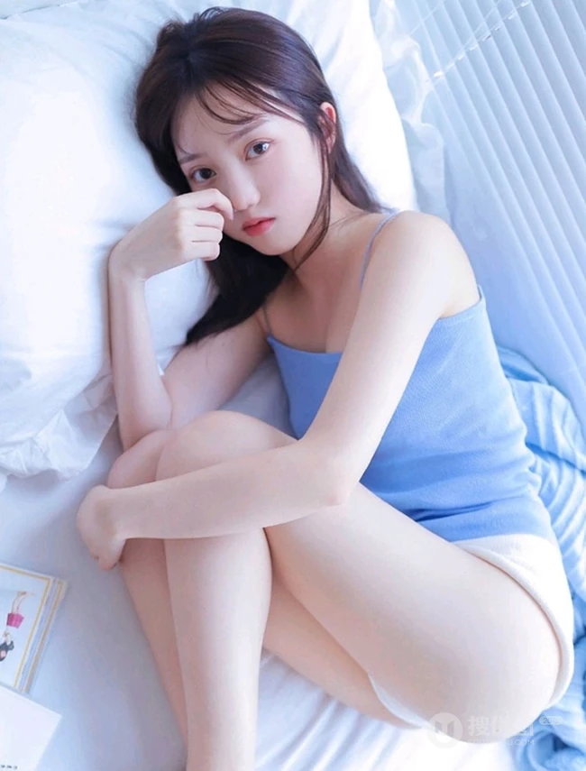 蓝衣肩带背心短裤少女简约凸点娇俏动人室内线条感写真图片