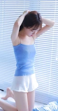 蓝衣肩带背心短裤少女简约凸点娇俏动人室内线条感写真图片