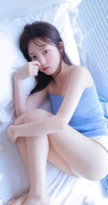蓝衣肩带背心短裤少女简约凸点娇俏动人室内线条感写真图片