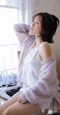 清秀可人有点甜，清澈眼神少女印花轻纱背心短裤室内写真集