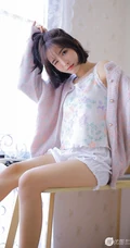 清秀可人有点甜，清澈眼神少女印花轻纱背心短裤室内写真集