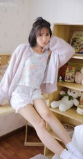 清秀可人有点甜，清澈眼神少女印花轻纱背心短裤室内写真集