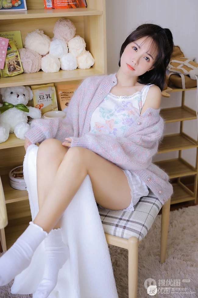 清秀可人有点甜，清澈眼神少女印花轻纱背心短裤室内写真集