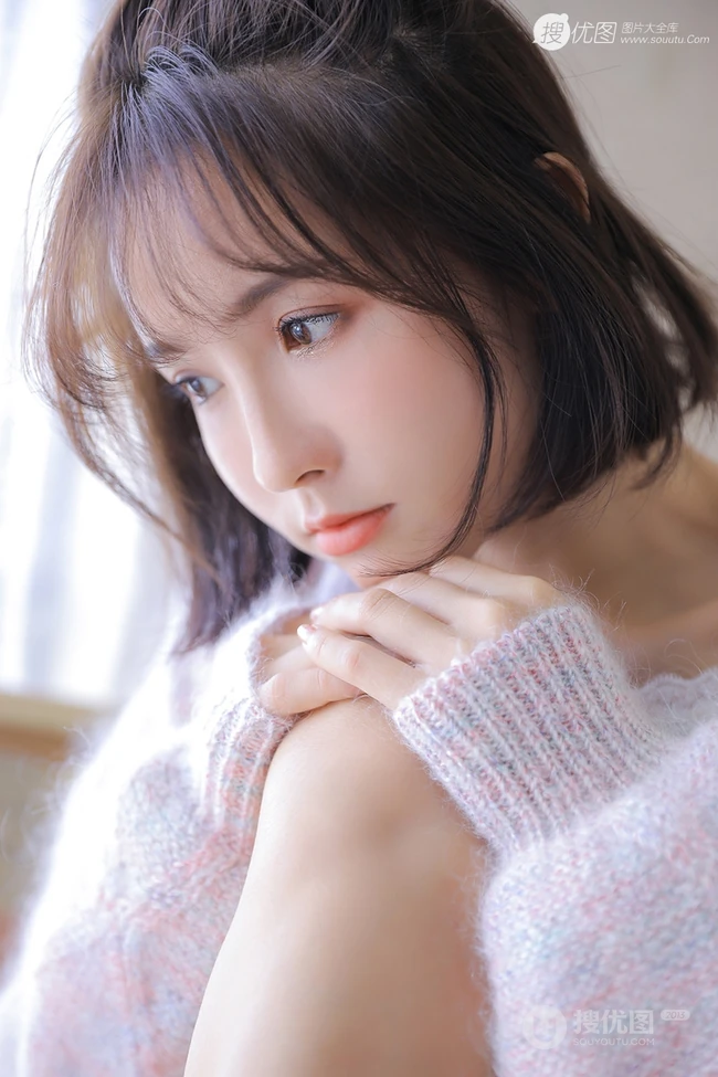 清秀可人有点甜，清澈眼神少女印花轻纱背心短裤室内写真集