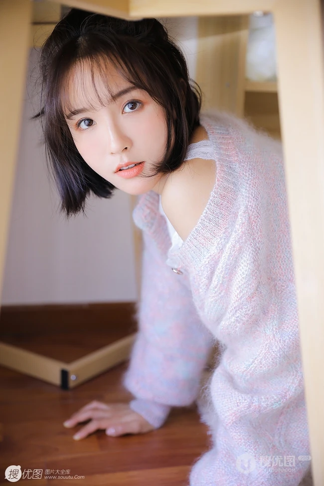 清秀可人有点甜，清澈眼神少女印花轻纱背心短裤室内写真集