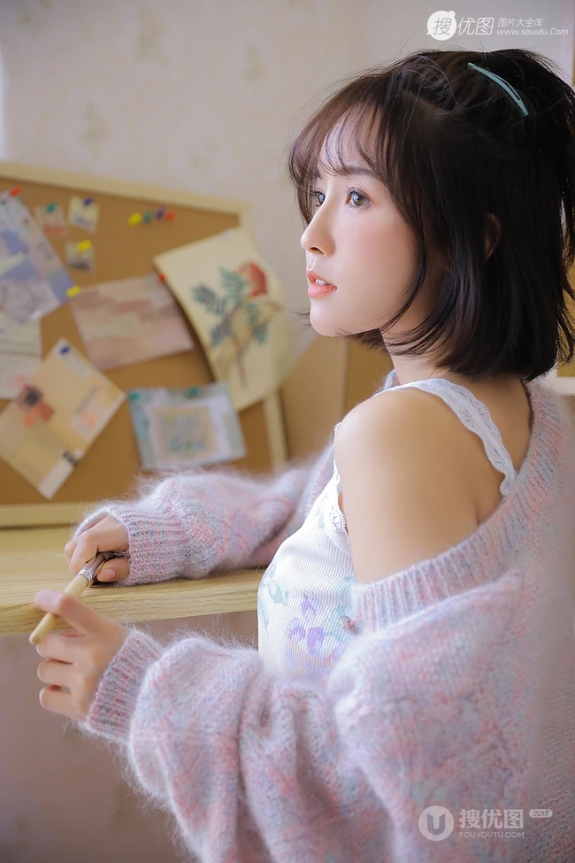 清秀可人有点甜，清澈眼神少女印花轻纱背心短裤室内写真集