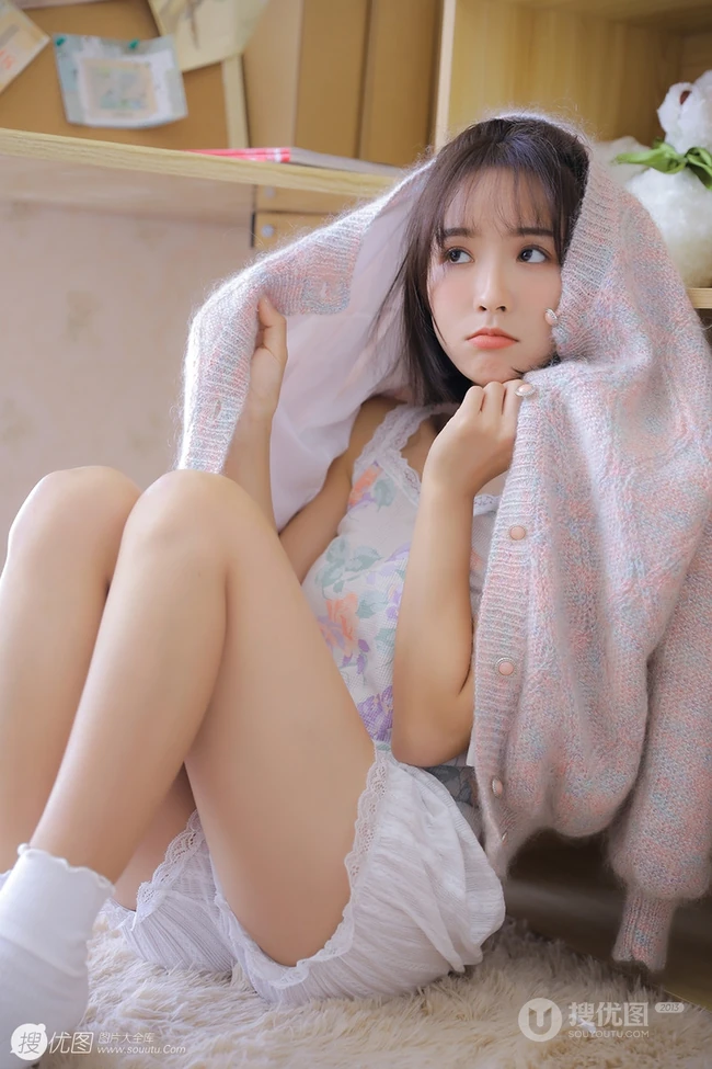 清秀可人有点甜，清澈眼神少女印花轻纱背心短裤室内写真集