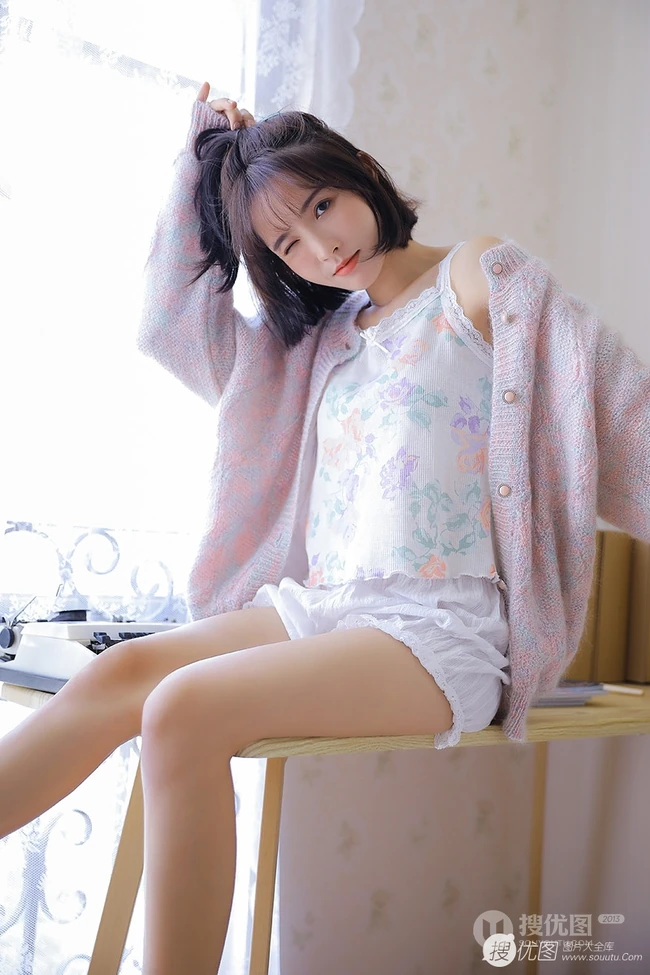清秀可人有点甜，清澈眼神少女印花轻纱背心短裤室内写真集