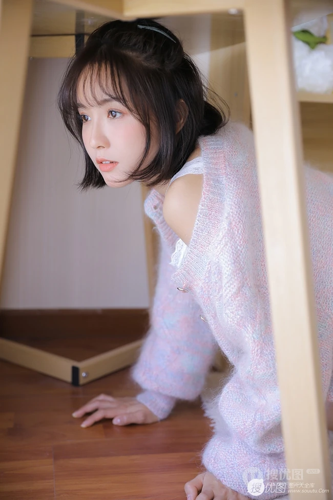 清秀可人有点甜，清澈眼神少女印花轻纱背心短裤室内写真集