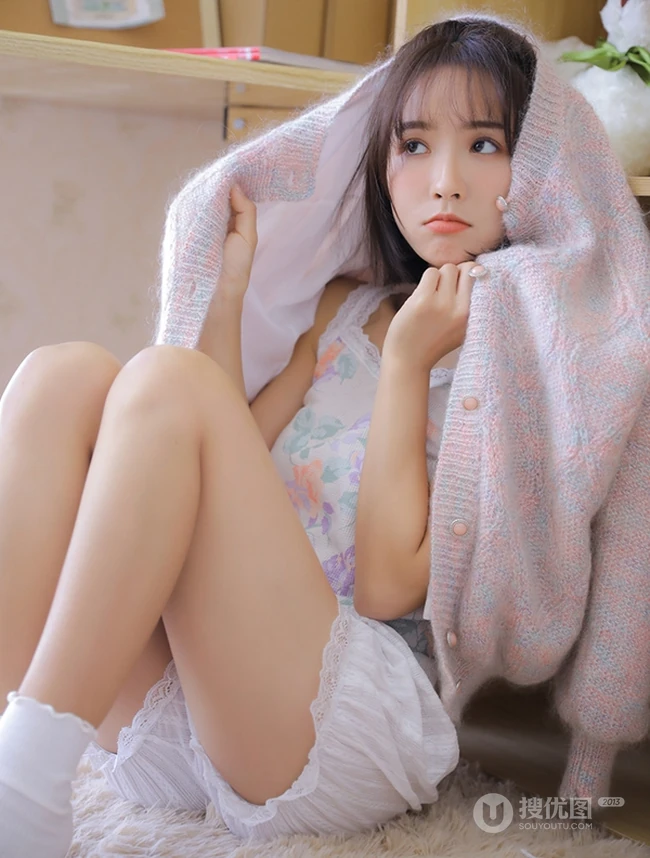 清秀可人有点甜，清澈眼神少女印花轻纱背心短裤室内写真集