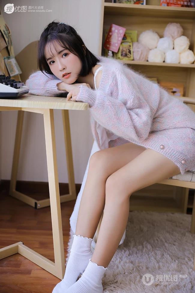 清秀可人有点甜，清澈眼神少女印花轻纱背心短裤室内写真集