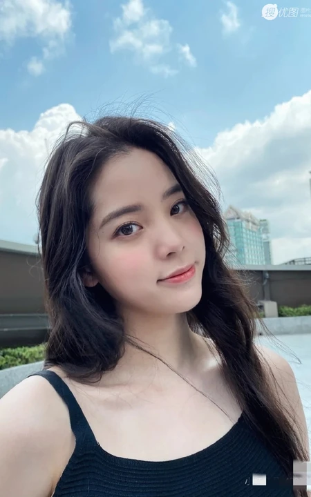 欧阳娜娜绿洲晒酷美，可爱，搞怪等各类自拍照图片