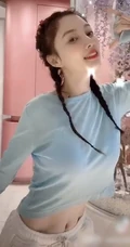 李小璐跳舞视频截图，着蓝衣短款装，大秀气质蛮腰马甲线