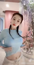 李小璐跳舞视频截图，着蓝衣短款装，大秀气质蛮腰马甲线