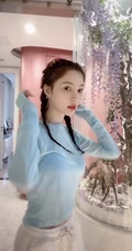 李小璐跳舞视频截图，着蓝衣短款装，大秀气质蛮腰马甲线