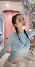 李小璐跳舞视频截图，着蓝衣短款装，大秀气质蛮腰马甲线