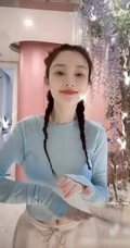 李小璐跳舞视频截图，着蓝衣短款装，大秀气质蛮腰马甲线