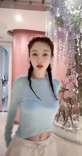 李小璐跳舞视频截图，着蓝衣短款装，大秀气质蛮腰马甲线