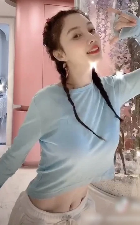 李小璐跳舞视频截图，着蓝衣短款装，大秀气质蛮腰马甲线