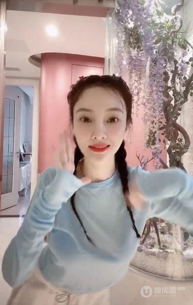 李小璐跳舞视频截图，着蓝衣短款装，大秀气质蛮腰马甲线
