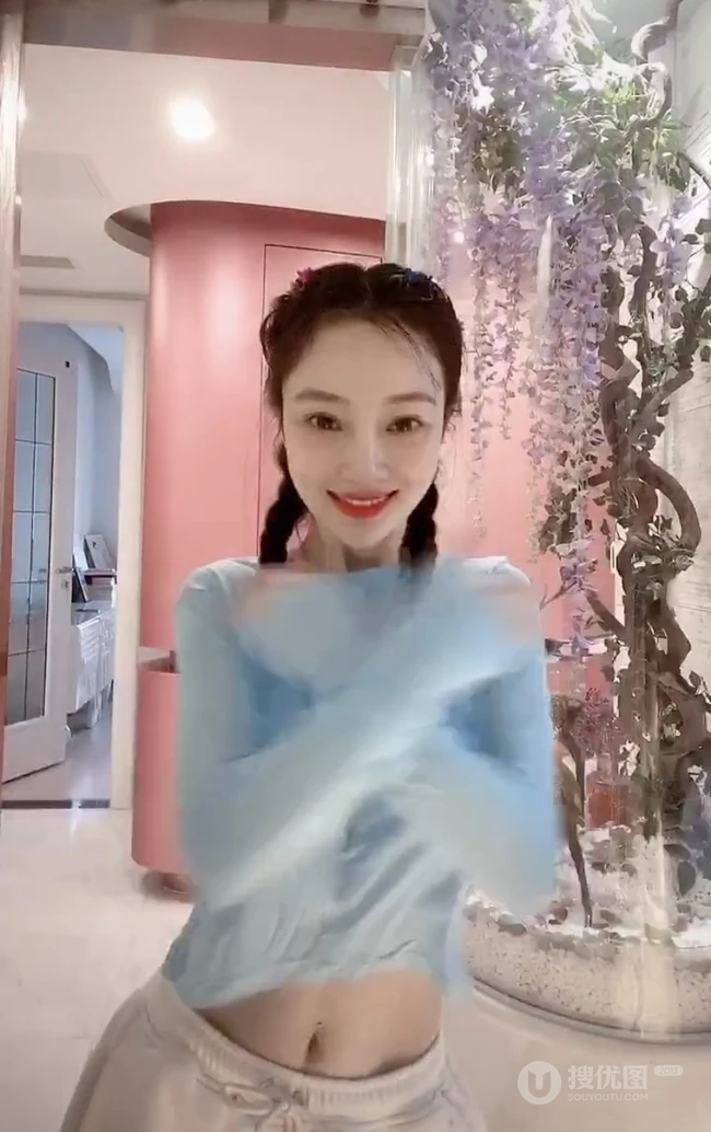 李小璐跳舞视频截图，着蓝衣短款装，大秀气质蛮腰马甲线