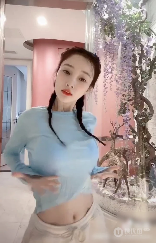 李小璐跳舞视频截图，着蓝衣短款装，大秀气质蛮腰马甲线