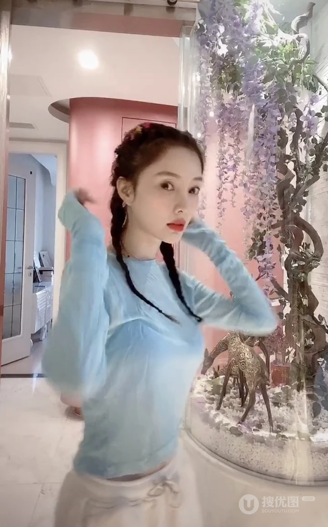 李小璐跳舞视频截图，着蓝衣短款装，大秀气质蛮腰马甲线