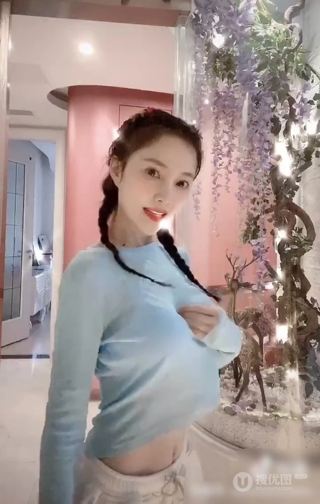 李小璐跳舞视频截图，着蓝衣短款装，大秀气质蛮腰马甲线