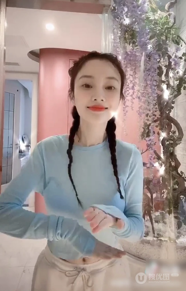 李小璐跳舞视频截图，着蓝衣短款装，大秀气质蛮腰马甲线