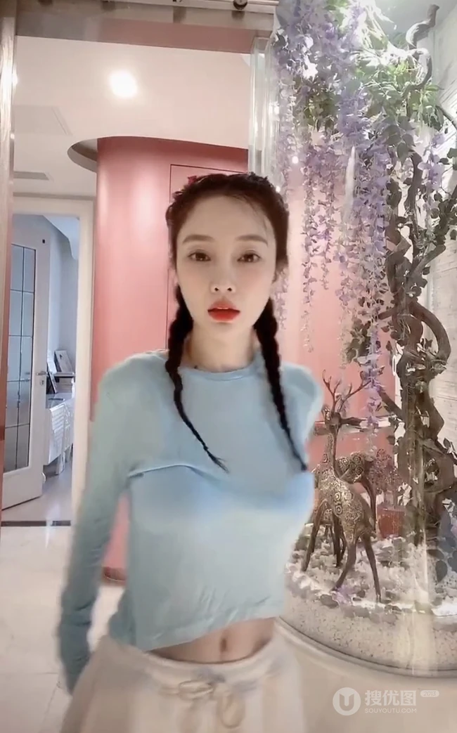 李小璐跳舞视频截图，着蓝衣短款装，大秀气质蛮腰马甲线