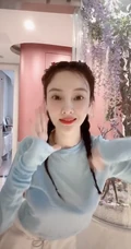 李小璐跳舞视频截图，着蓝衣短款装，大秀气质蛮腰马甲线
