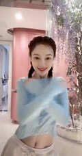 李小璐跳舞视频截图，着蓝衣短款装，大秀气质蛮腰马甲线