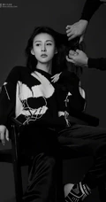 贾青率性利落酷黑装扮拍写真，或坚定或柔媚的眼神，演绎别样时尚