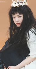 赵露思头戴自制布艺皇冠慵懒个性动人写真图片