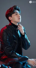李易峰着黑色皮衣拍摄写真，展完美侧颜，帅气霸气又有型