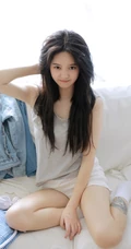黑直长发大眼线条感纹身少女佳人无袖T恤短裤室内写真照片