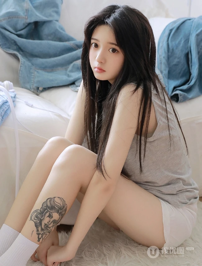 黑直长发大眼线条感纹身少女佳人无袖T恤短裤室内写真照片
