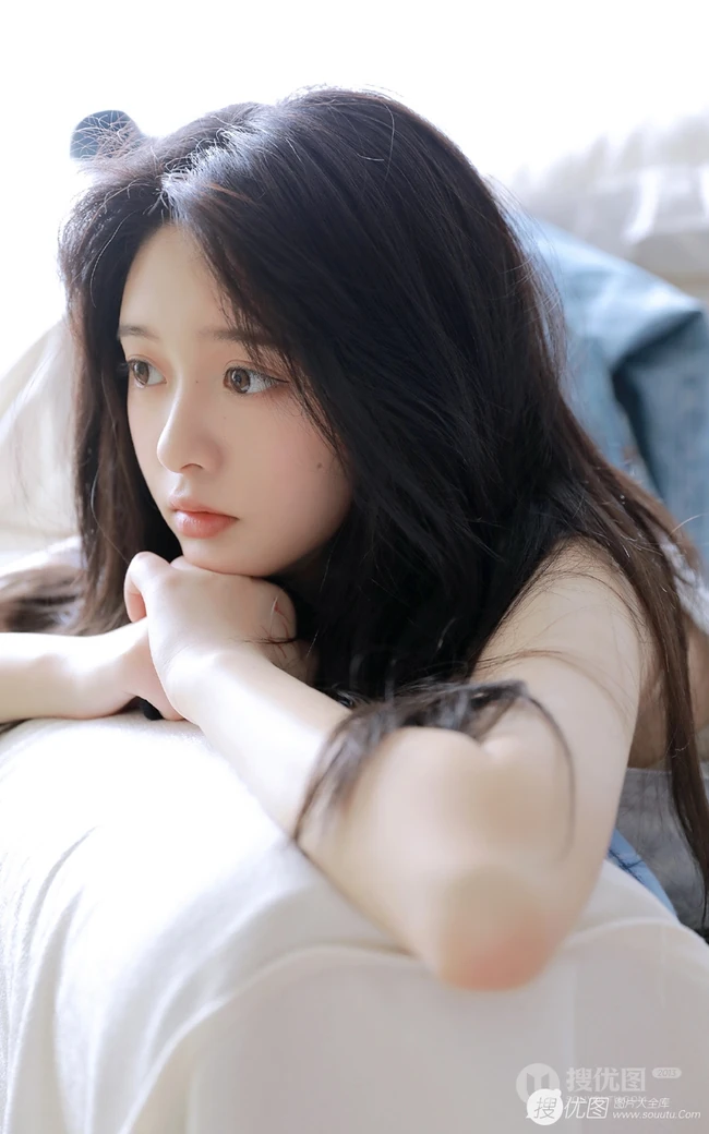 黑直长发大眼线条感纹身少女佳人无袖T恤短裤室内写真照片
