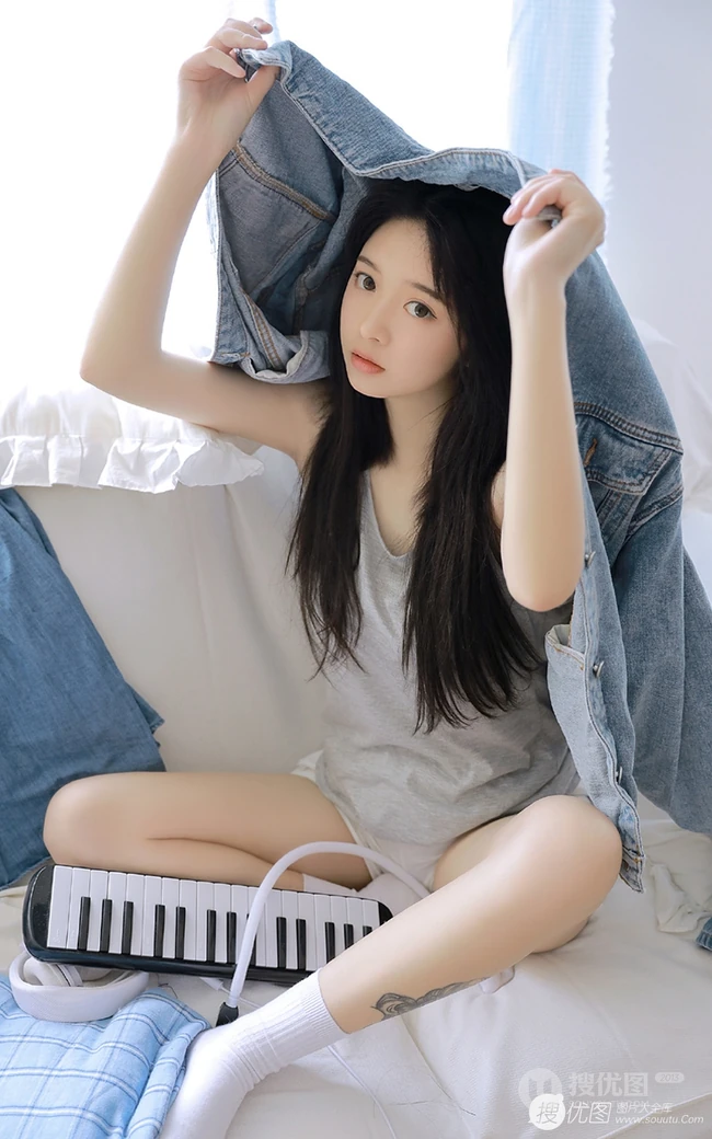黑直长发大眼线条感纹身少女佳人无袖T恤短裤室内写真照片