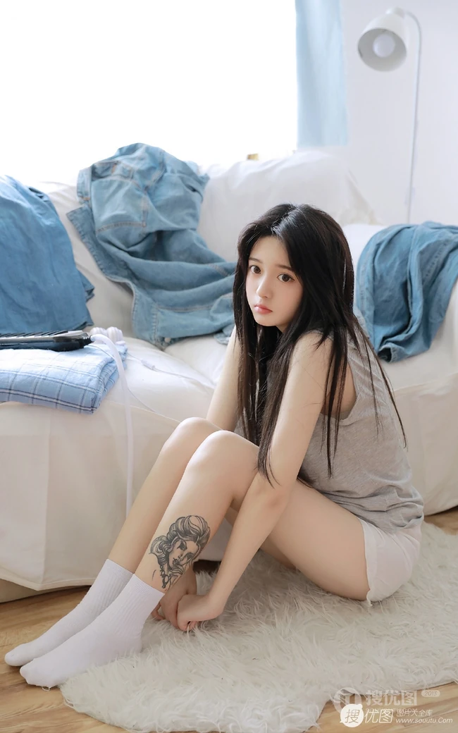 黑直长发大眼线条感纹身少女佳人无袖T恤短裤室内写真照片