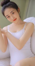 丸子头甜少女的舞蹈休闲时间，着紧身肩带连体衣沙发写真图片