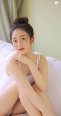 丸子头甜少女的舞蹈休闲时间，着紧身肩带连体衣沙发写真图片