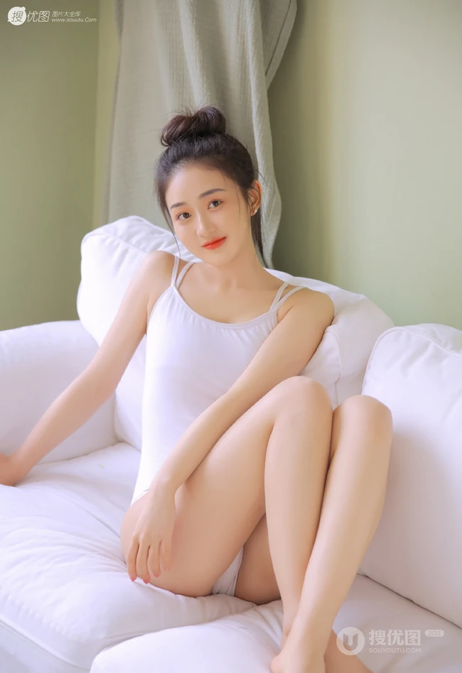 丸子头甜少女的舞蹈休闲时间，着紧身肩带连体衣沙发写真图片