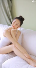 丸子头甜少女的舞蹈休闲时间，着紧身肩带连体衣沙发写真图片