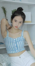 甜甜酒窝清新少女美好室内时光，丸子头和格纹礼裙很配哦！