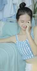 甜甜酒窝清新少女美好室内时光，丸子头和格纹礼裙很配哦！