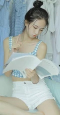 甜甜酒窝清新少女美好室内时光，丸子头和格纹礼裙很配哦！