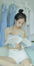 甜甜酒窝清新少女美好室内时光，丸子头和格纹礼裙很配哦！