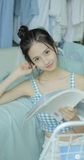 甜甜酒窝清新少女美好室内时光，丸子头和格纹礼裙很配哦！