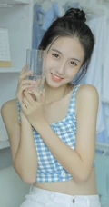 甜甜酒窝清新少女美好室内时光，丸子头和格纹礼裙很配哦！